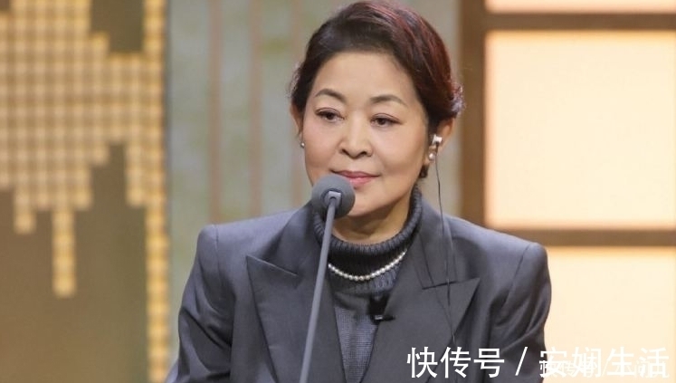 万茜|与王鸥不同,万茜穿着简单录节目,原以为很朴素,站起来才懂