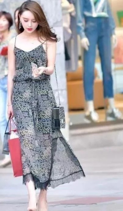 街拍:气质美女白色套装配高跟鞋,长发披肩,知性优雅女人味十足