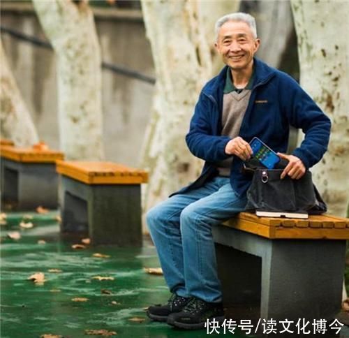  文人|64岁教授为救爱妻四处捞金，网友却说:丢了文人风骨