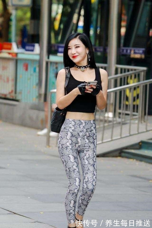 搭配 黑色无袖短t恤搭配浅色花纹打底裤，搭配的思维，愉悦！