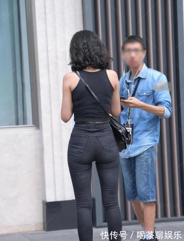 牛仔裤|黑色运动背心搭配黑色牛仔裤,时尚又通勤,潮流又精致!