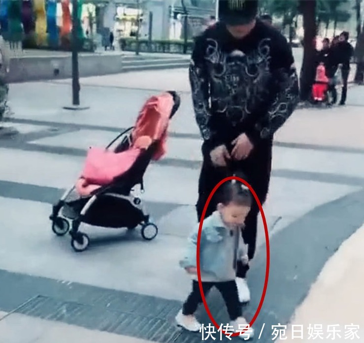 妈妈|萌宝跟妈妈一起出门逛街,突然看见了“爸爸”,画面却尬了