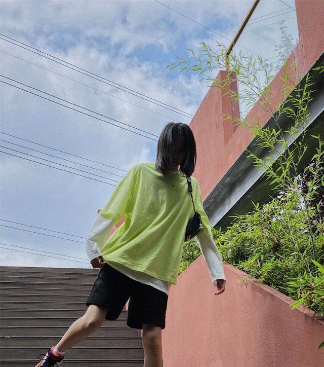 这种“防晒穿法”，叫“长T+短T”，清爽前卫又个性