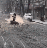 |搞笑GIF:霸气了我的姐 这辈子见过最拉风的走路姿势