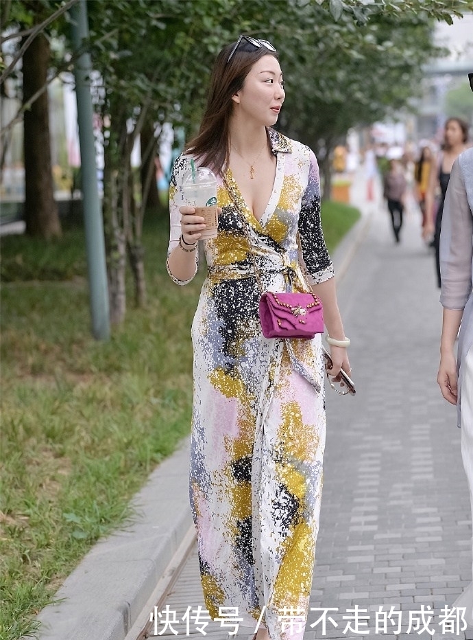 全开连衣裙,只系腰间,行走中带有美感!