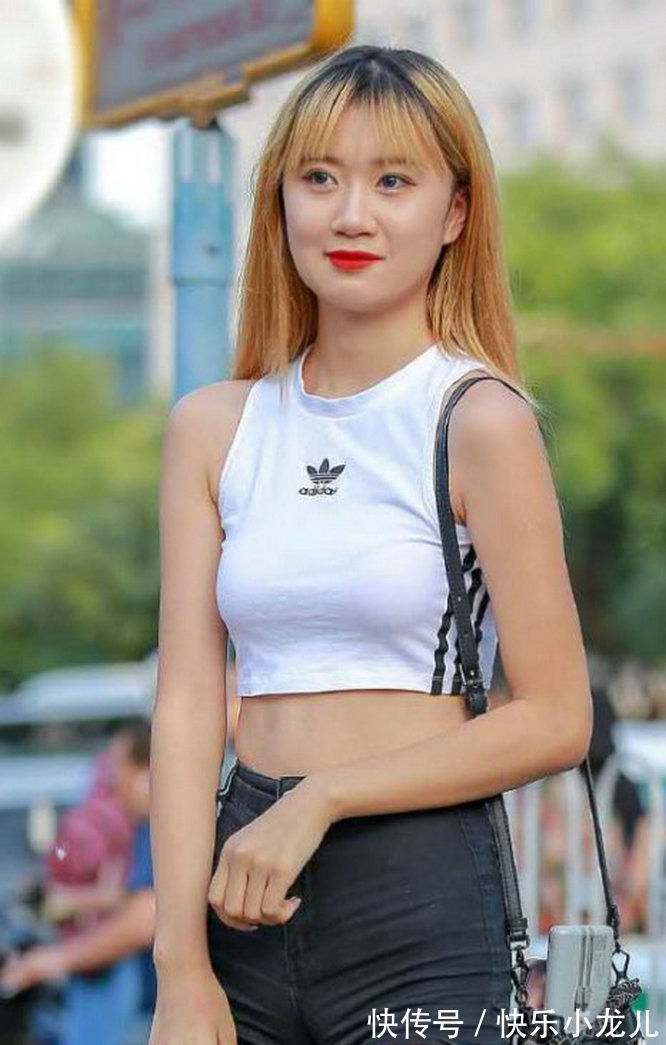 牛仔裤|白色的无袖短打T恤搭配黑色高腰牛仔裤，搭配起来个性又大气