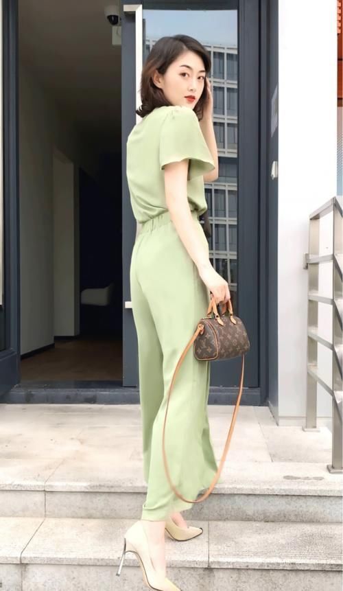 靓丽小姐姐：连衣裙的颜色清纯又靓丽，彰显优雅气息