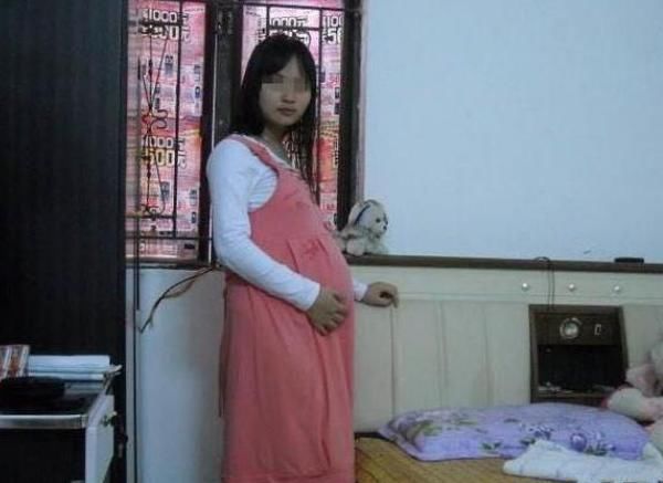 怀孕期间|女子怀孕11个月还不生,医生强行剖腹产,看到孩子后全家哭成一团