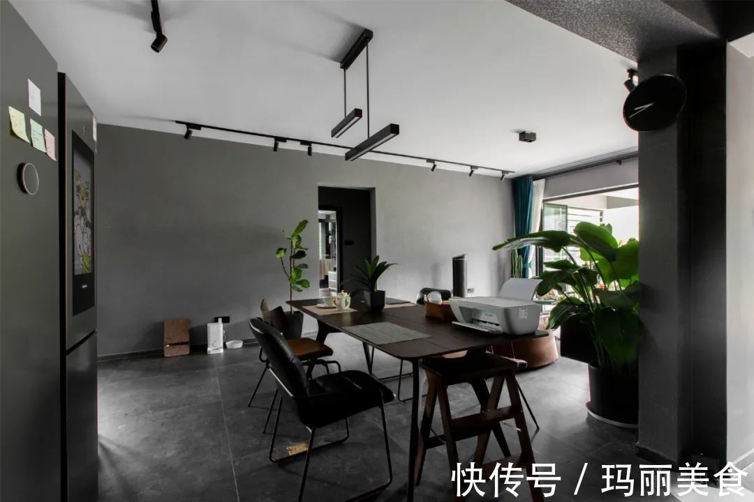 深木色|99㎡现代工业风,85后女神的家,满屋高级灰,绿植清新点缀