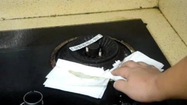 往燃气灶上倒点白醋,解决家家户户都有的一大烦恼,学会受用终生