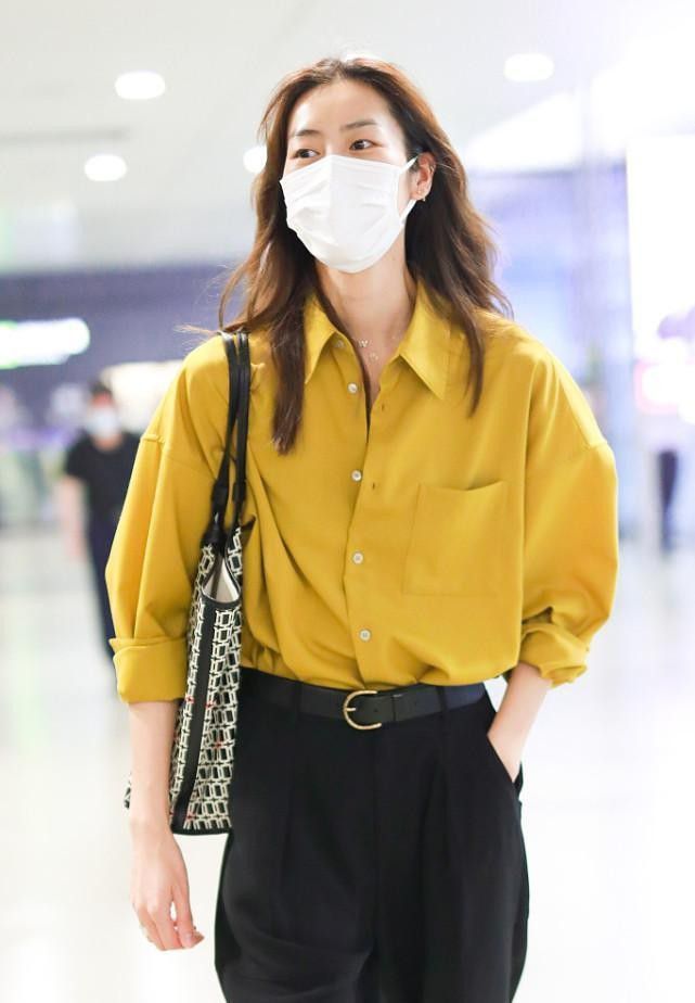 一身|刘雯真是“T台体质”,穿很普通的衬衫加裤子,气质依旧光彩照人