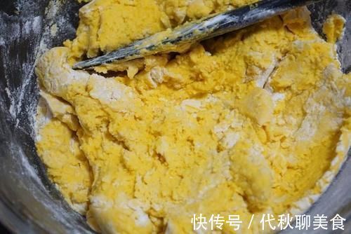 老人孩子都爱吃的南瓜糯米糍,做法很简单,香甜软糯不粘牙