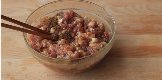 放水|调饺子馅是先放水还是先放油?好多人做错了,难怪饺子发柴不鲜嫩