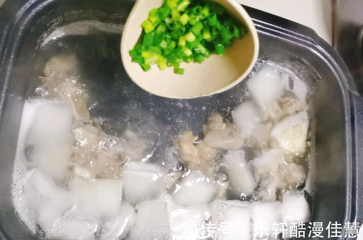 冬瓜块|冬瓜营养丰富，和排骨是经典搭配，炖出来的汤鲜美可口