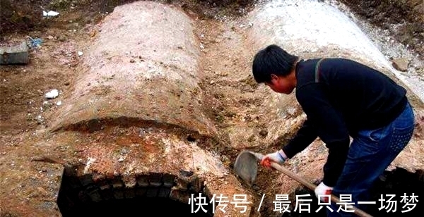 墓主@盗墓者进入墓穴,发现22个陪葬女,骨骼中都有绿色晶体,是舍利?