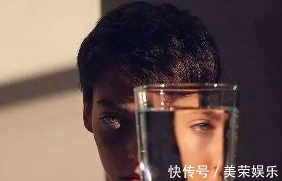 苏格拉底&研究显示:你实际的样子,至少比镜子中的自己丑三成