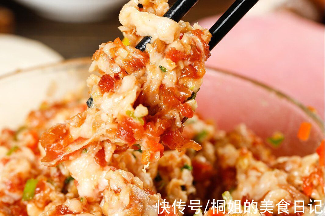 万能肉馅这样调制，多放2味料，鲜嫩多汁，饺子馄饨肉丸都适用