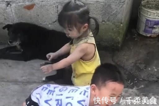 萌娃|萌娃下乡“放飞自我”火了，一旁的狗子：别看我，可不关我事！