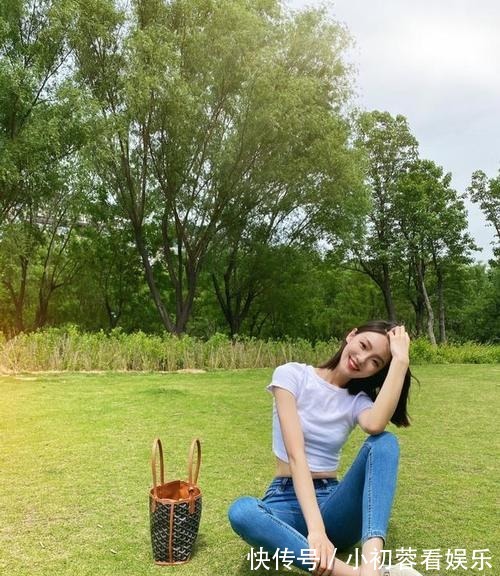 樱桃番茄|为什么刘雯穿白T就很高级?夏日必备白T应该怎样搭?