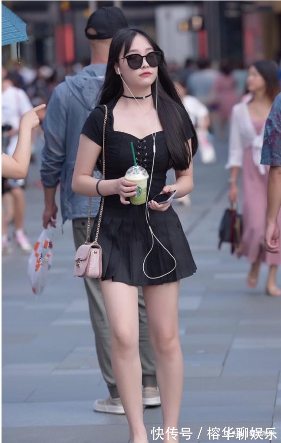 大方领 喜欢穿黑色系裙装的小美女们,再也不用担心闷热啦