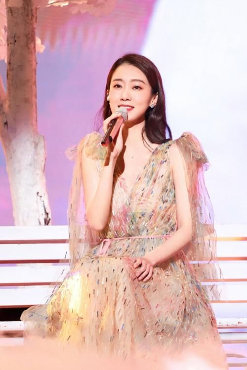 珠宝再贵终须人佩，走过低谷和狼狈总有一件珠宝陪你绽放