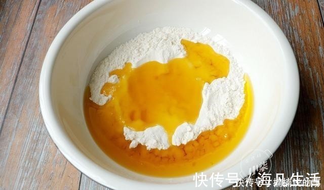 一口酥，做法简单无难度，外酥里软一口一个，越吃越香，太解馋了