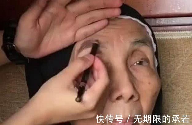 化妆|小姐姐给90岁奶奶化妆，看到正脸那一刻，网友：蒙娜丽莎？