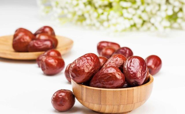 红枣|黄芪、枸杞和红枣一起泡水喝，气血双补，但1类人不适合饮用