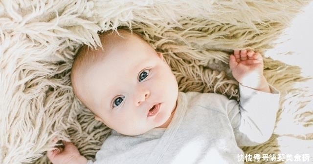 小动作|趁着妈妈不在,宝宝偷偷搬起小脚丫啃了起来,宝妈看后哭笑不得