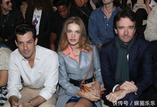 首饰|LV太子妃亮相自家秀,和丈夫牵手超恩爱,金首饰难遮仙气