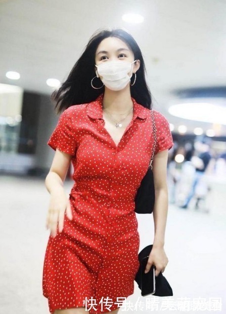 街拍|路人街拍,清爽的碎花裙外搭白色西装,打造出曼妙身姿