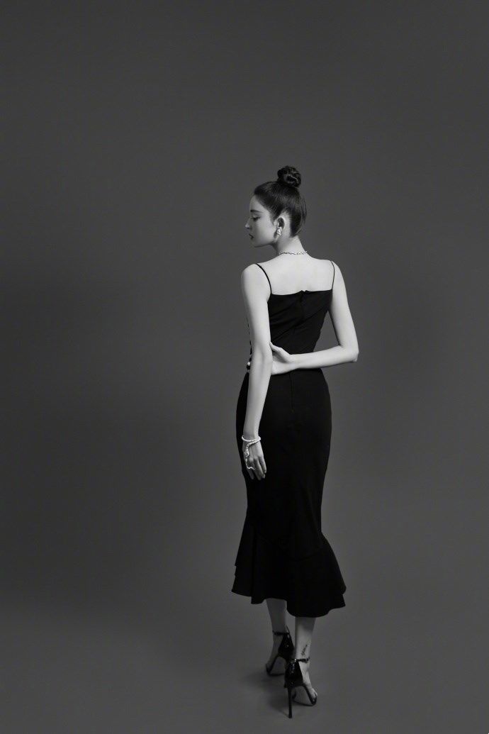 古力娜扎一袭黑色吊带鱼尾裙，上演简单而极致的性感，展现高级美