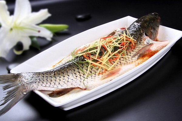 “清蒸鱼”时,酱油是蒸前淋还是蒸后淋?好多人弄错,难怪不好吃