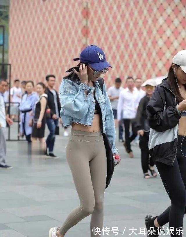 黄色 束腰包臀的打底裤,选择好看的裙子,也很清凉!