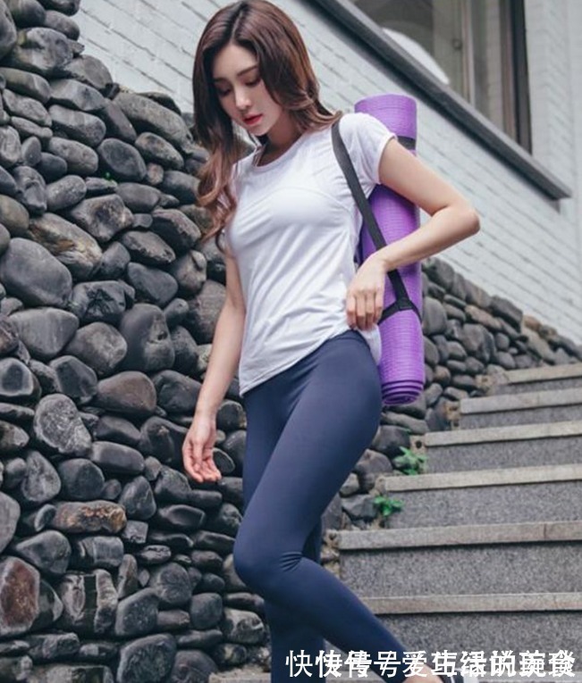 小姐姐 可爱迷人的打底裤小姐姐,秀出曼妙身材,展示优美迷人的S形身材