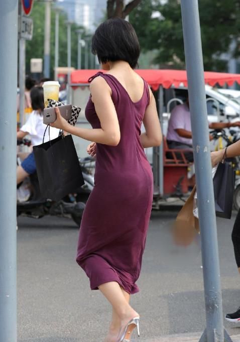  服装|街拍：短发美女颜值佳身材好，穿上吊带裙，这么美想不吸睛都难