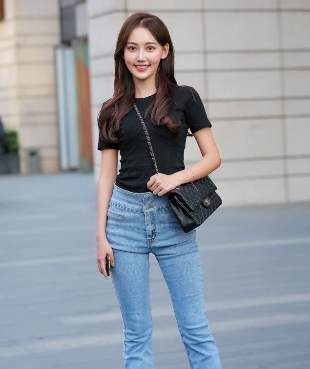 一般人买不起的椰子鞋,小姐姐将鞋跟踩扁当“拖鞋”