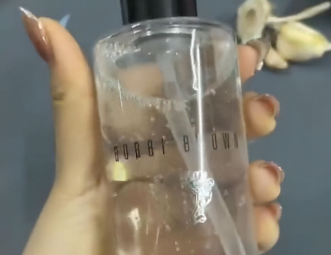 卸妆|冷得连隐藏的遗憾都那么明显 东北女子网购卸妆水冻成一罐雪