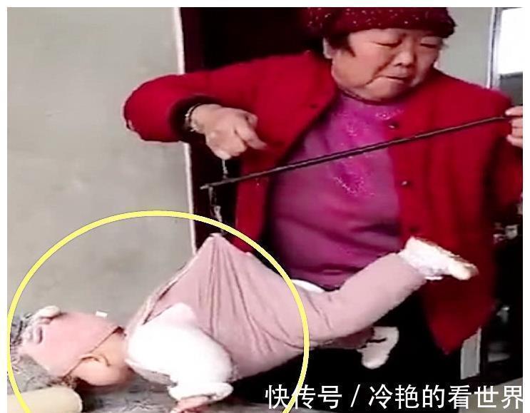 体重|奶奶给孙子称体重,宝宝以为自己会飞,展开胳膊扑棱,太逗了