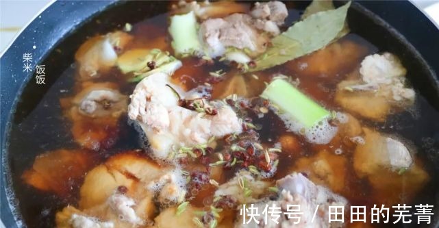 骨头|夏天吃肉,这个做法太省事了,丢进锅里不用管,时间一到满屋香!