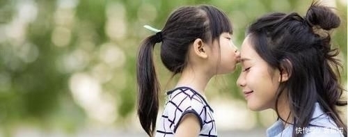 宝妈|萌娃看妈妈衣服“破”了,伸出小手帮忙遮挡,网友:是个小暖男