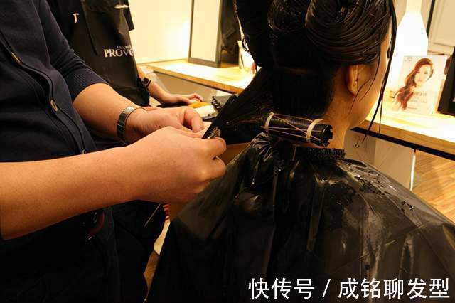 打理|花五六百烫的头发,第二天就不太卷,以前一两百烫发能保持一年