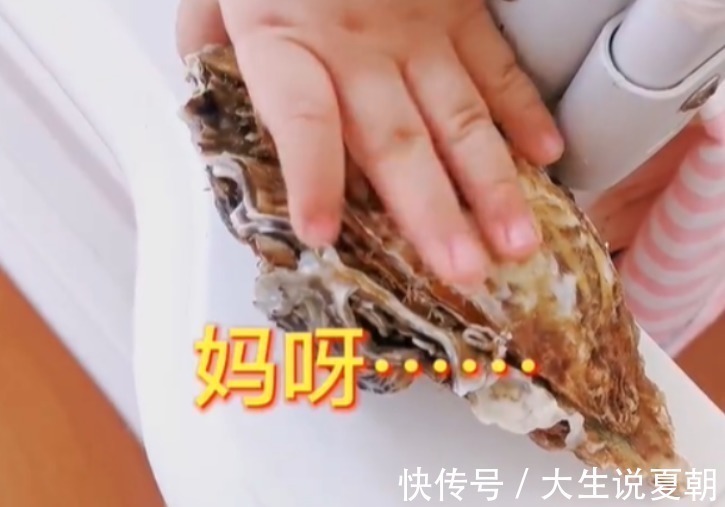 众人|妈妈给宝宝“精准”投食,没想到宝宝的反应萌翻众人,网友:可爱