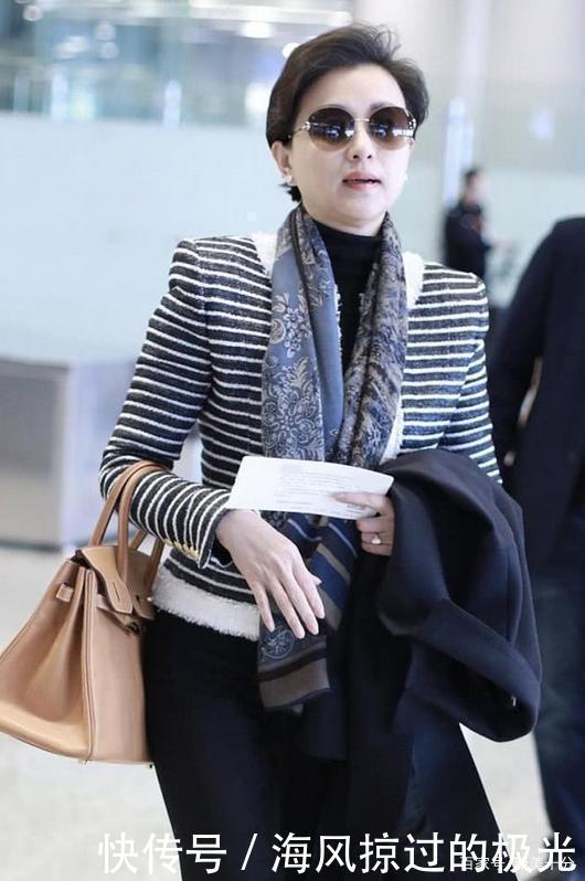 52岁杨澜真会穿,一身黑白配看似简单却暗藏玄机,难怪你穿不好看