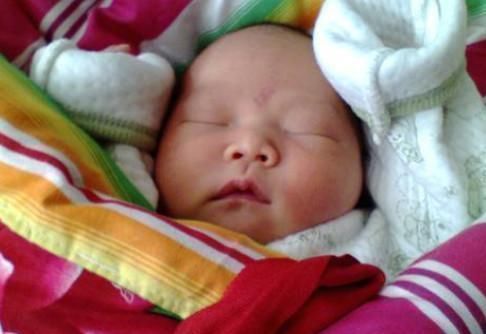 宝宝|婴儿刚出生时,第一个抱他的不要是这3种人,并非是迷信哦