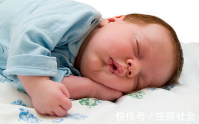 睡眠质量|三类错误睡姿影响宝宝生长发育，重则脊柱受损害，越早调整越好