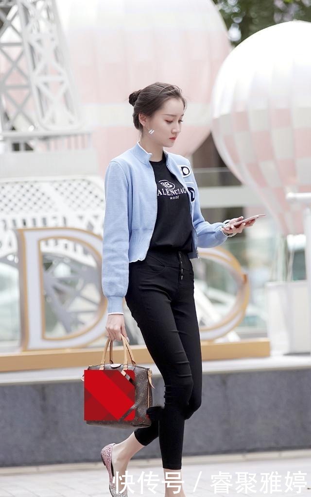 简约|时尚穿搭:蓝色短裤外套,搭配紧身裤+平底鞋,简约大方又时髦