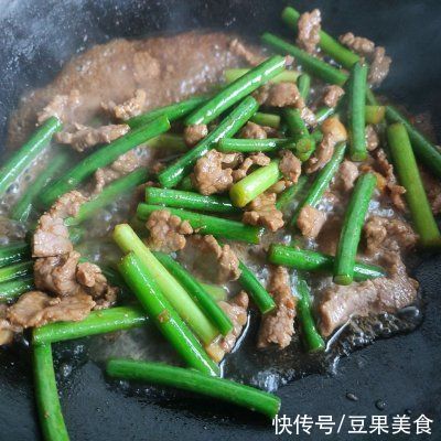 老妈做的蒜苗炒牛肉，怎么吃都不腻