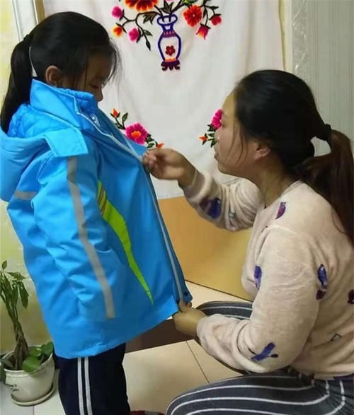 校服|孩子每次回家都说冷,宝妈怀疑校服有问题,剪开校服后宝妈哭了