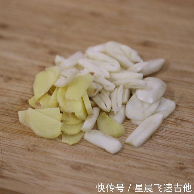 毛豆|香辣毛豆米炒小鱼干，看起来好开胃的样子